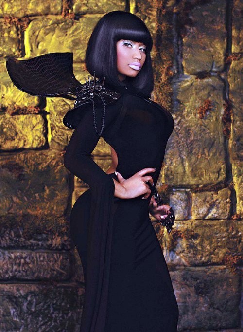 Nicki Minaj thể hiện phong cách "không giống ai" trong những bộ trang phục, kiểu tóc và phụ kiện ấn tượng trên Vibe.
